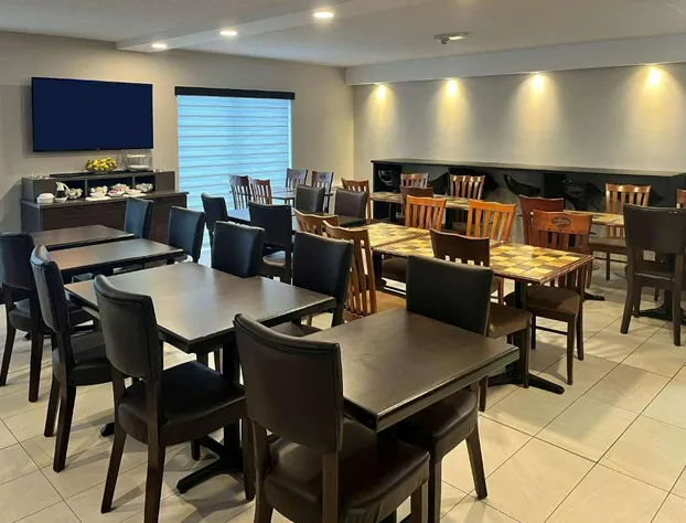 Econo Lodge Airport hotel detail image 1