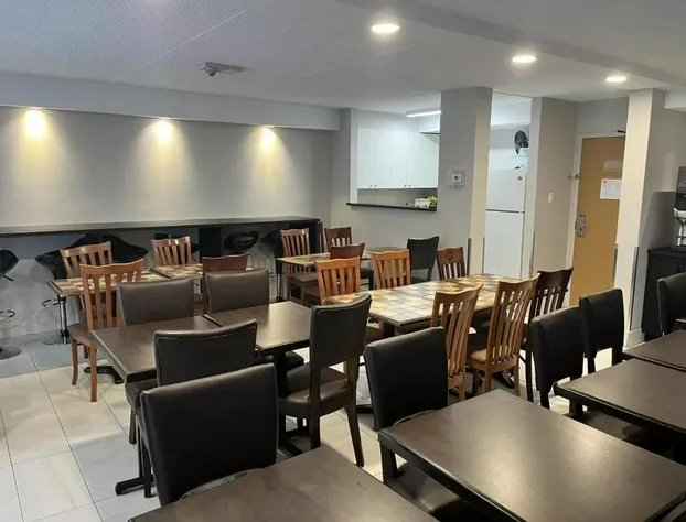 Econo Lodge Airport hotel detail image 2