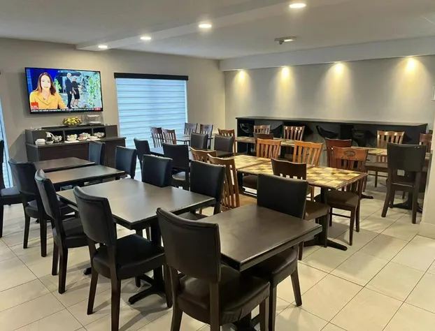 Econo Lodge Airport hotel detail image 3