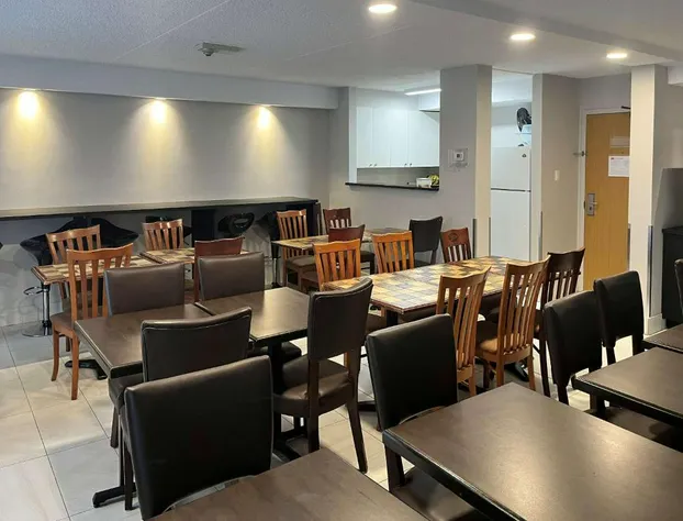 Econo Lodge Airport hotel detail image 4