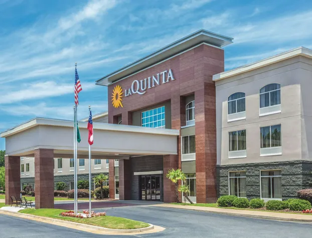 La Quinta Inn & Suites by Wyndham Columbus North hotel detail image 2