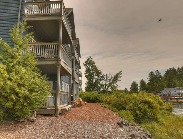 Waters Edge Shoreside Suites hotel detail image 2