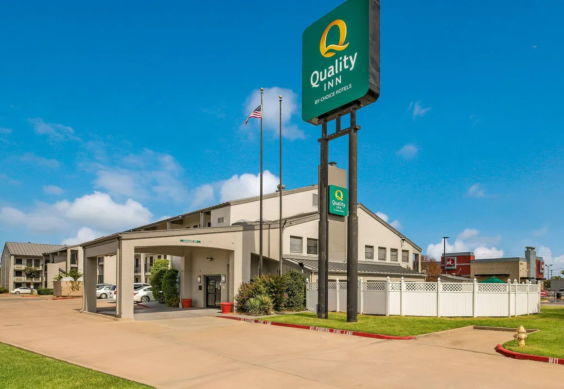 Quality Inn Tulsa Central hotel hero