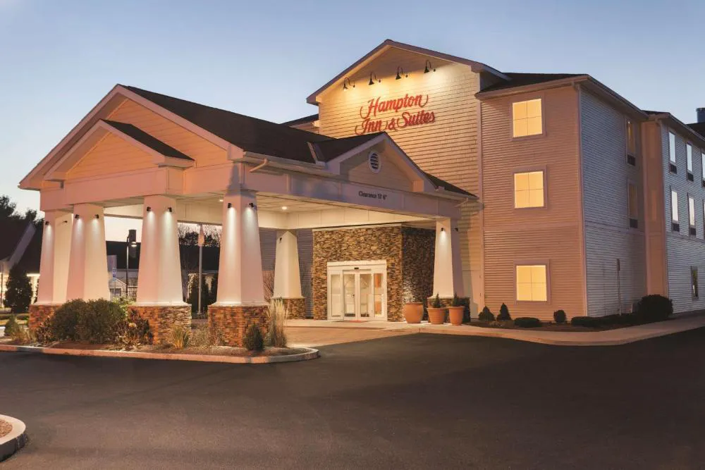 Hampton Inn & Suites Mystic hotel hero