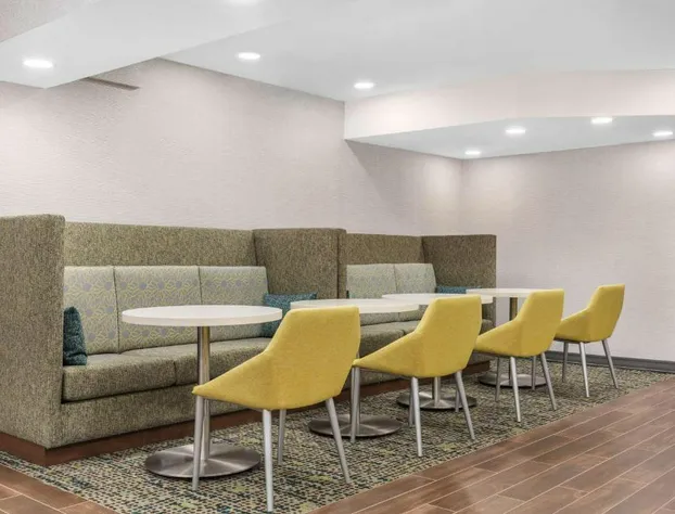 Hampton Inn & Suites by Hilton Toronto Downtown hotel detail image 4