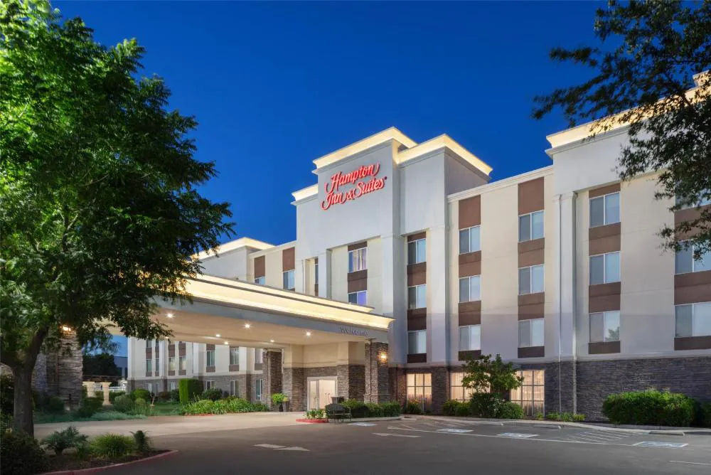 Hampton Inn & Suites Fresno hotel hero