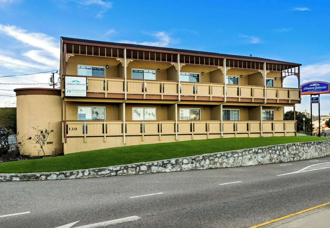 Howard Johnson by Wyndham Santa Cruz hotel hero