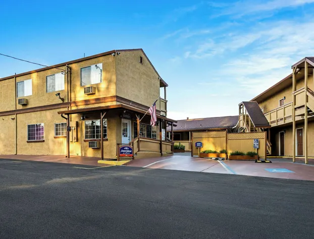 Howard Johnson by Wyndham Santa Cruz hotel detail image 4