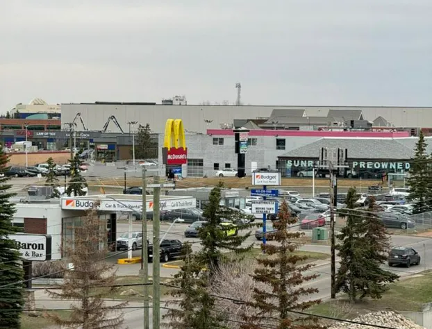 Divya Sutra Plaza and Conference Centre Calgary Airport hotel detail image 4