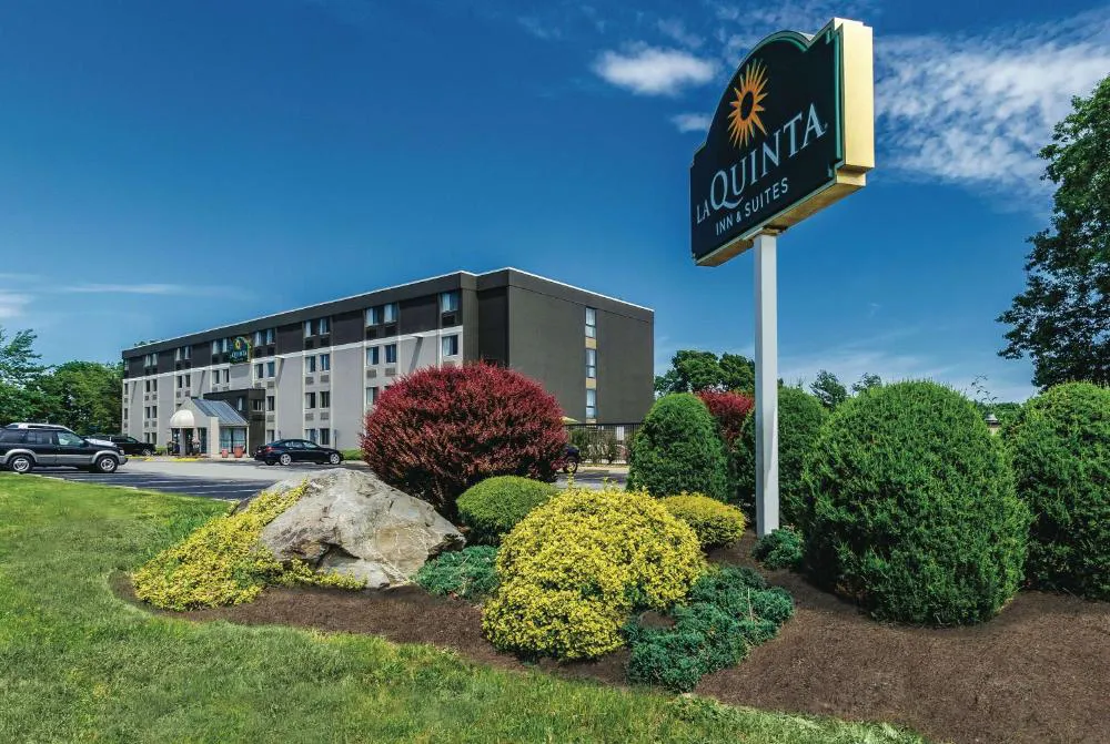 La Quinta Inn & Suites by Wyndham Warwick Providence Airport hotel hero
