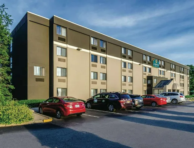 La Quinta Inn & Suites by Wyndham Warwick Providence Airport hotel detail image 4