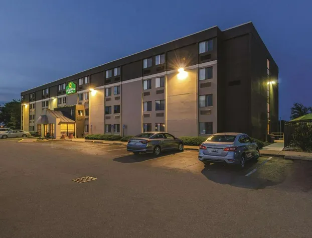 La Quinta Inn & Suites by Wyndham Warwick Providence Airport hotel detail image 3