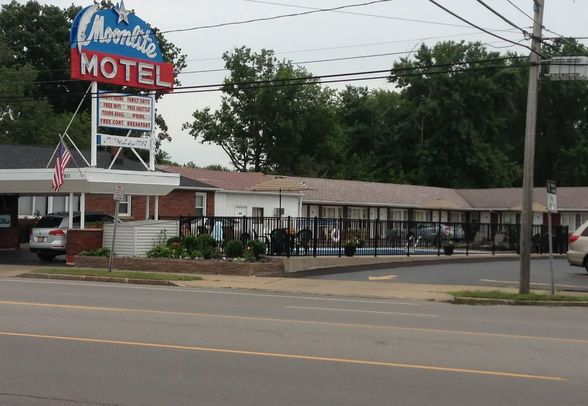 Moonlite Motel Niagara Falls hotel hero