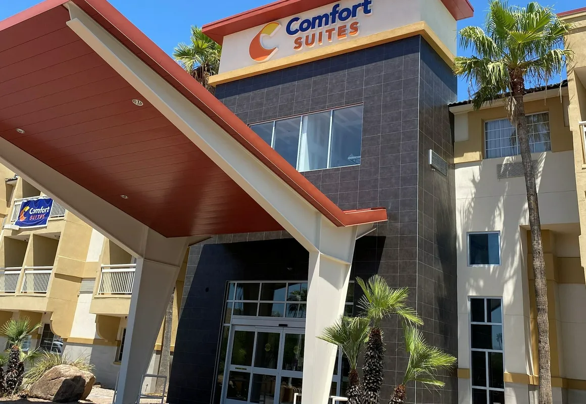 Comfort Suites Phoenix Airport hotel hero