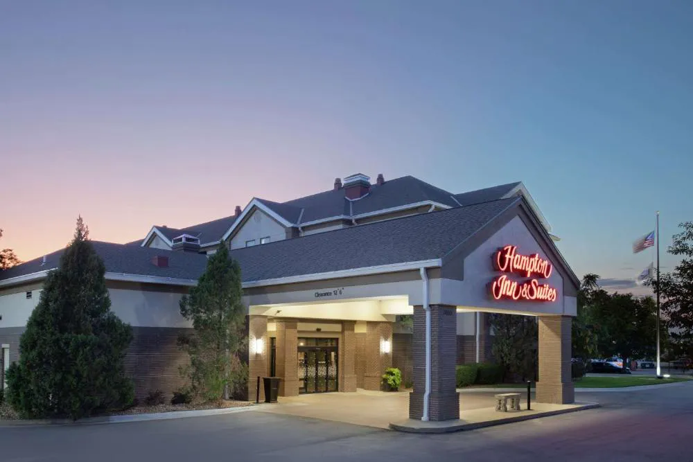 Hampton Inn & Suites Kansas City-Merriam hotel hero