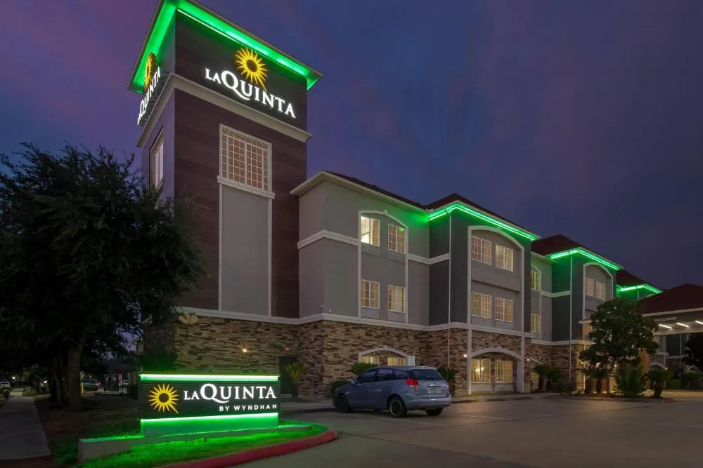 La Quinta Inn & Suites by Wyndham Houston Energy Corridor hotel hero