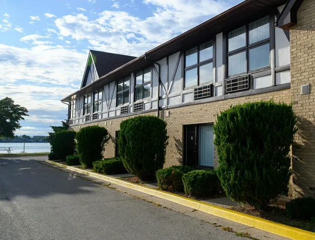 Days Inn by Wyndham Sarnia Harbourfront hotel detail image 1