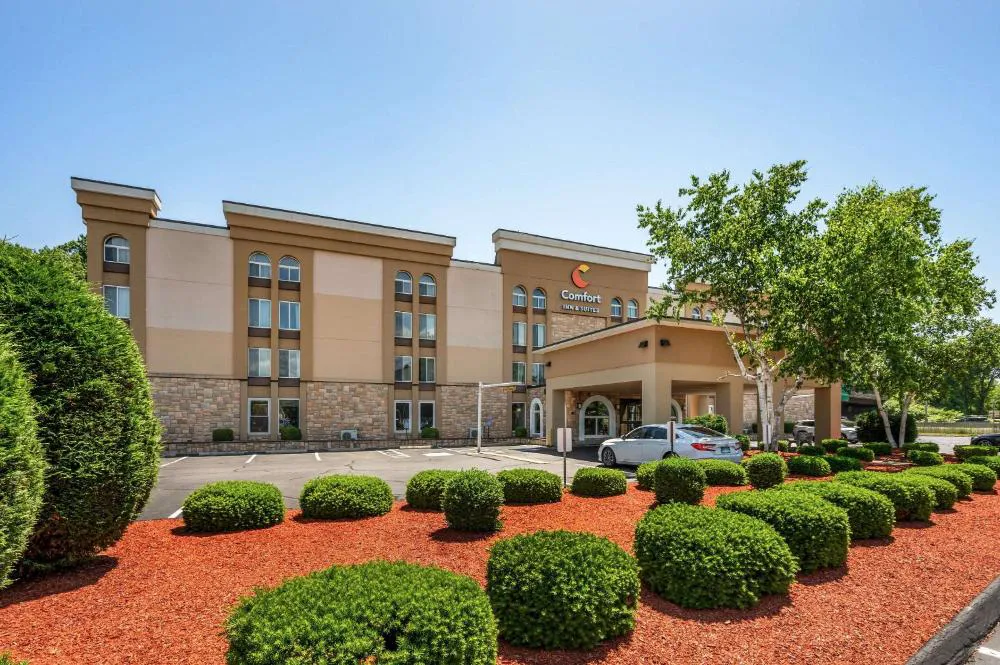Comfort Inn & Suites East Hartford - Hartford hotel hero