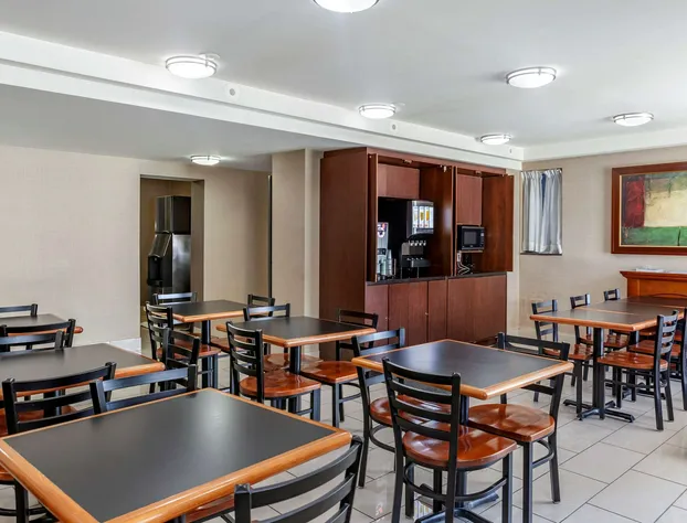 EconoLodge Downtown Toronto hotel detail image 4