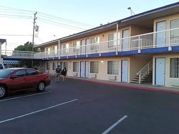 Travelodge by Wyndham Fresno Yosemite Area hotel detail image 1