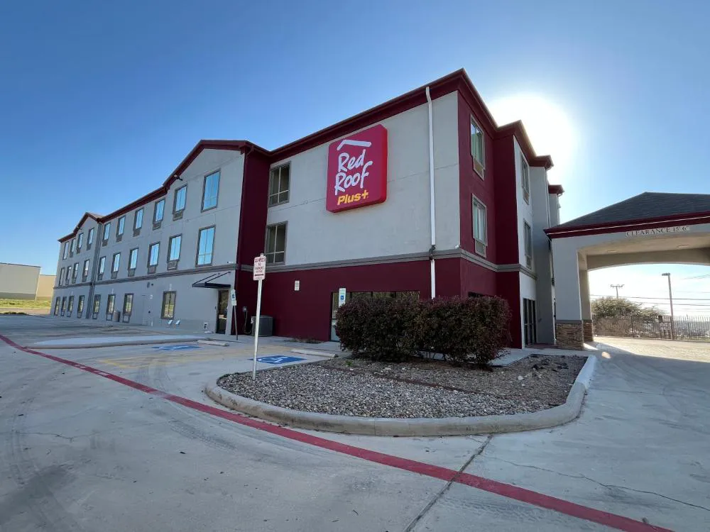 Quality Suites North Ih 35 hotel hero