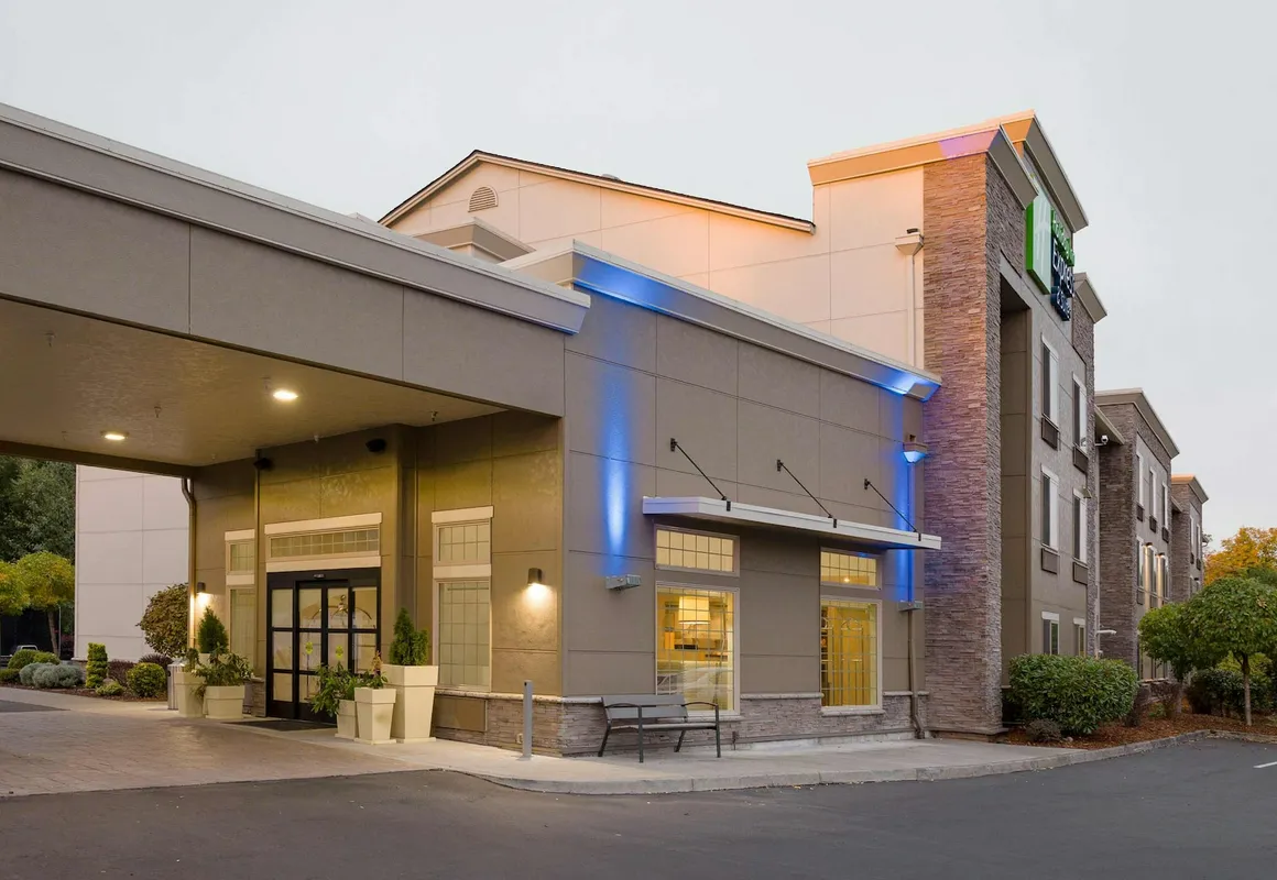 Holiday Inn Express & Suites Hood River by IHG hotel hero