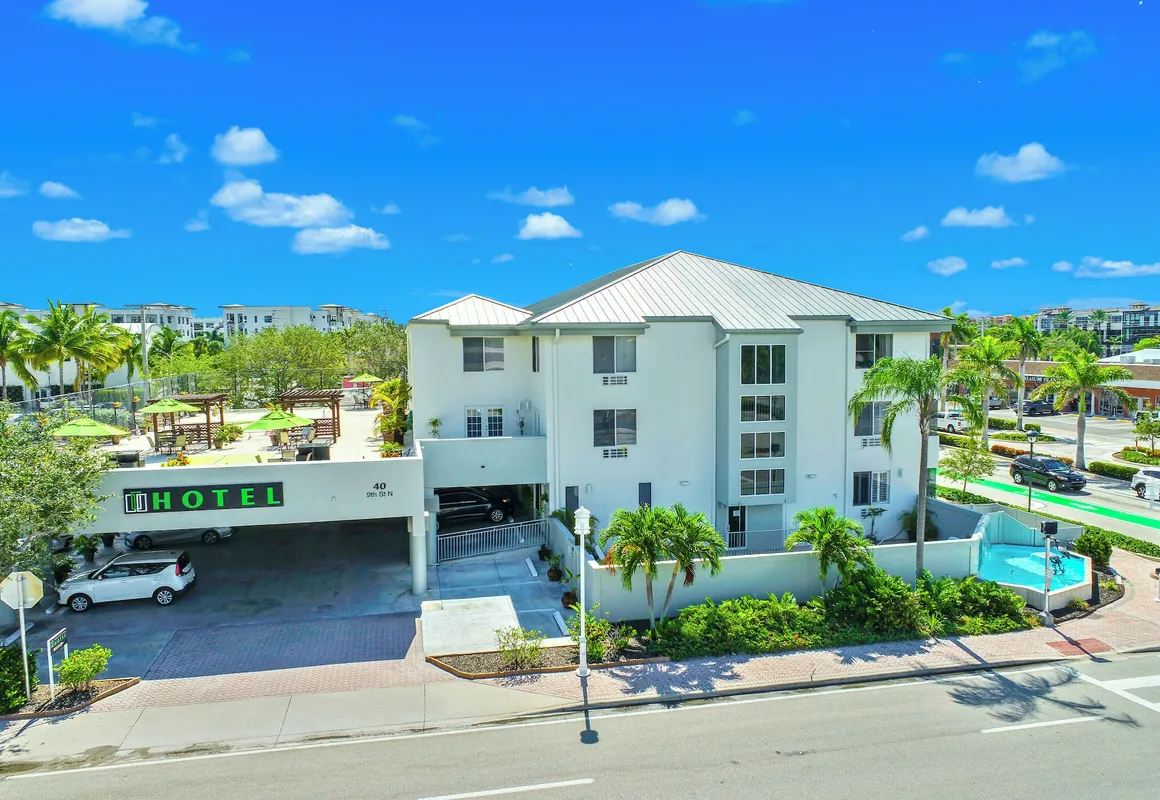 Naples Park Central Hotel hotel hero