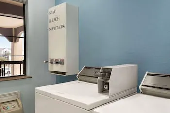 Days Inn & Suites by Wyndham Houston Hobby Airport hotel hero