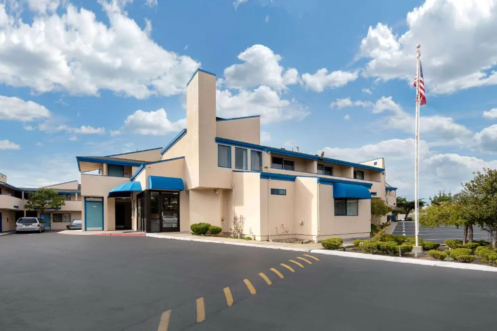 Bay Breeze Inn hotel hero