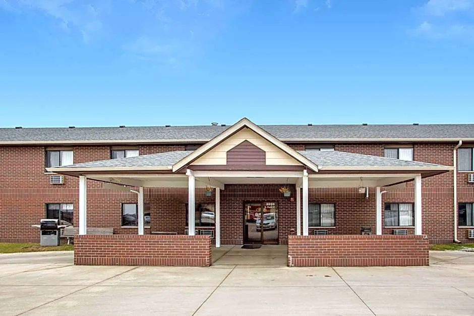 Econo Lodge Inn & Suites Galena Area hotel hero