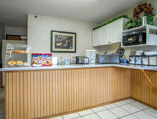 Econo Lodge Inn & Suites Galena Area hotel detail image 4