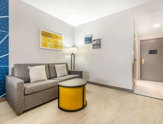 Comfort Suites Louisville Airport hotel detail image 4