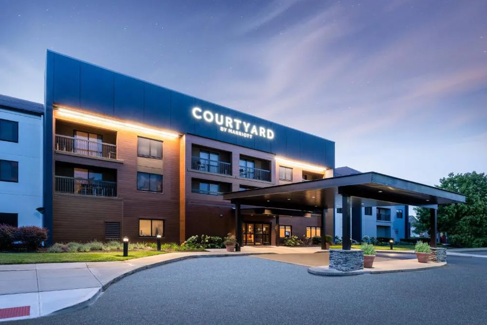 Courtyard by Marriott Columbus Airport hotel hero