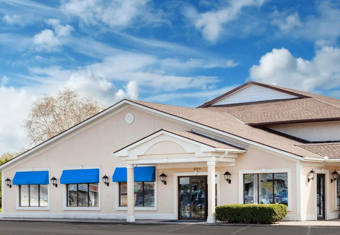 Howard Johnson by Wyndham Niagara Falls hotel hero