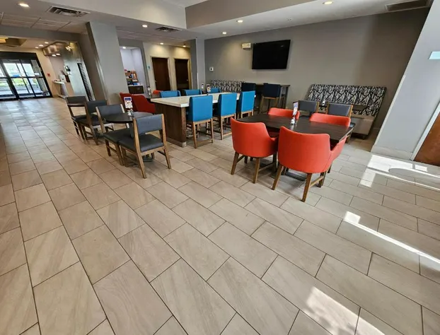 Holiday Inn Express Hotel & Suites Cincinnati-Blue Ash by IHG hotel detail image 2