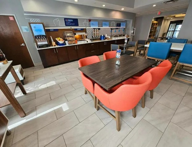 Holiday Inn Express Hotel & Suites Cincinnati-Blue Ash by IHG hotel detail image 3