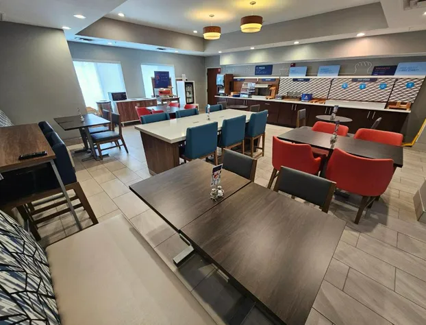 Holiday Inn Express Hotel & Suites Cincinnati-Blue Ash by IHG hotel detail image 4