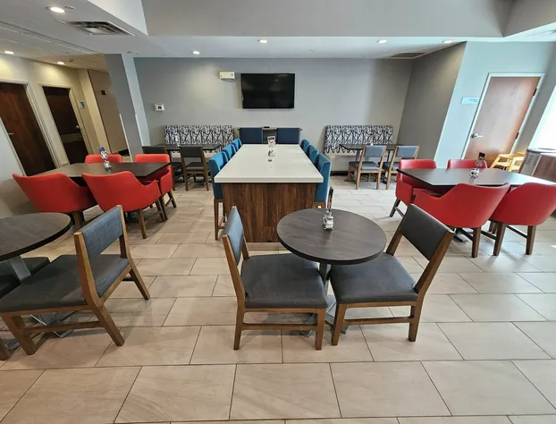 Holiday Inn Express Hotel & Suites Cincinnati-Blue Ash by IHG hotel detail image 3