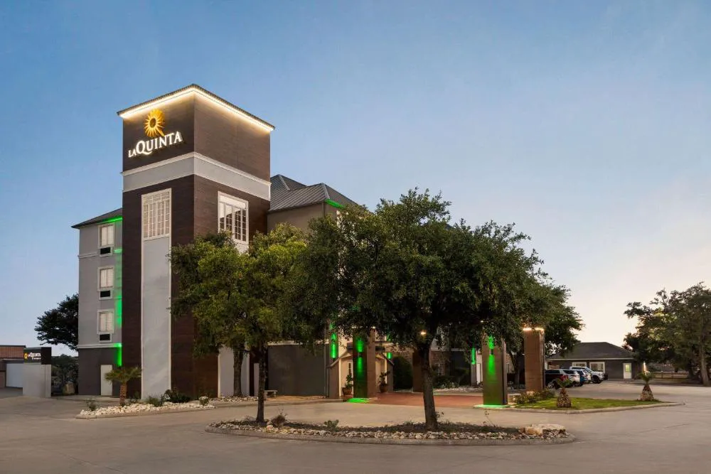 La Quinta Inn & Suites by Wyndham San Antonio N Stone Oak hotel hero