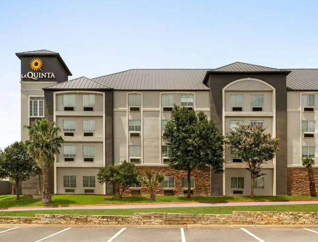 La Quinta Inn & Suites by Wyndham San Antonio N Stone Oak hotel detail image 2