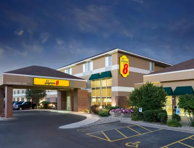 Super 8 by Wyndham Madison South hotel detail image 1