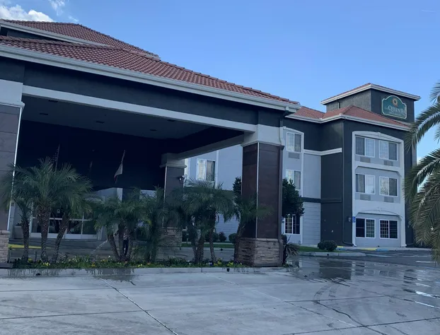 La Quinta Inn & Suites by Wyndham Visalia/Sequoia Gateway hotel detail image 1