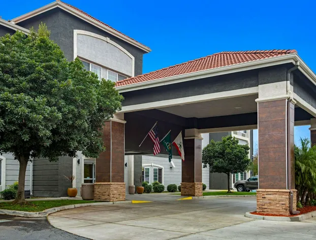 La Quinta Inn & Suites by Wyndham Visalia/Sequoia Gateway hotel detail image 4