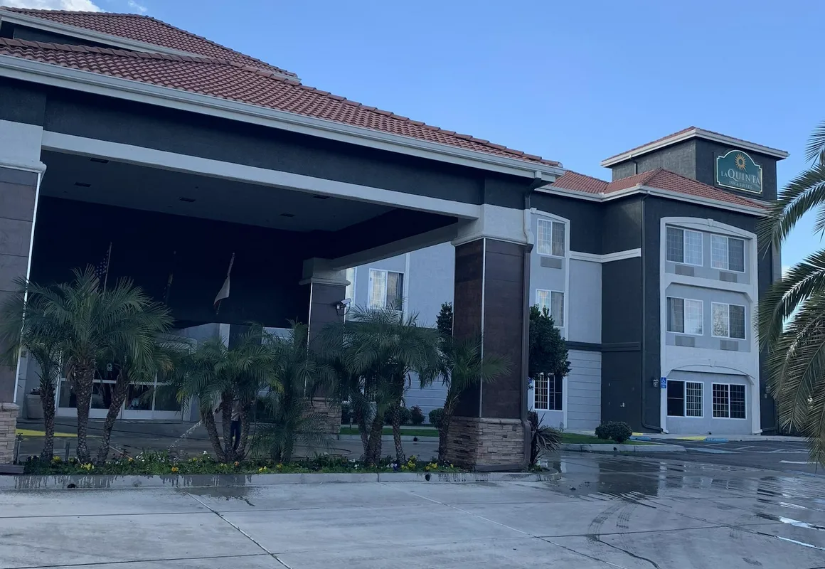La Quinta Inn & Suites by Wyndham Visalia/Sequoia Gateway hotel hero