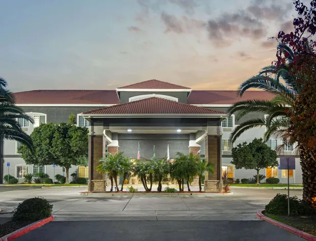 La Quinta Inn & Suites by Wyndham Visalia/Sequoia Gateway hotel detail image 1