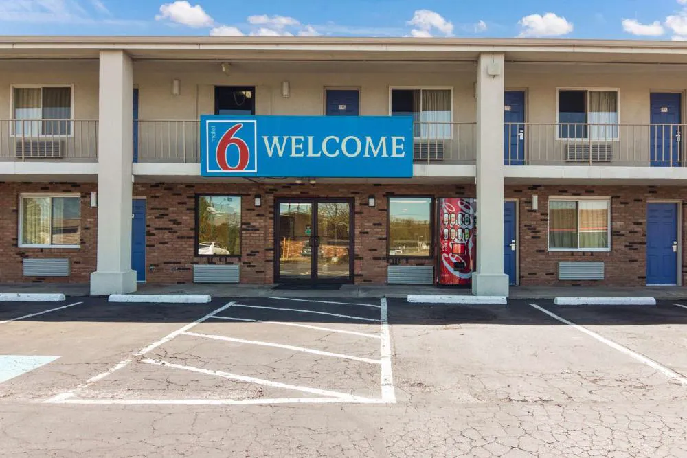 Motel 6 Youngstown, OH hotel hero