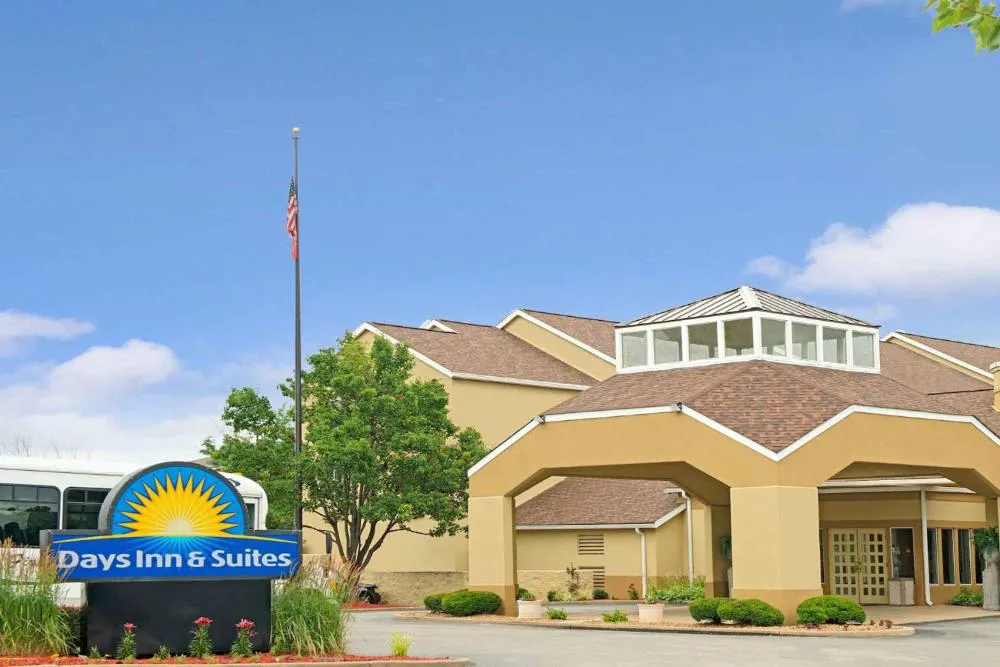 Days Inn and Suites by Wyndham St. Louis/Westport Plaza hotel hero