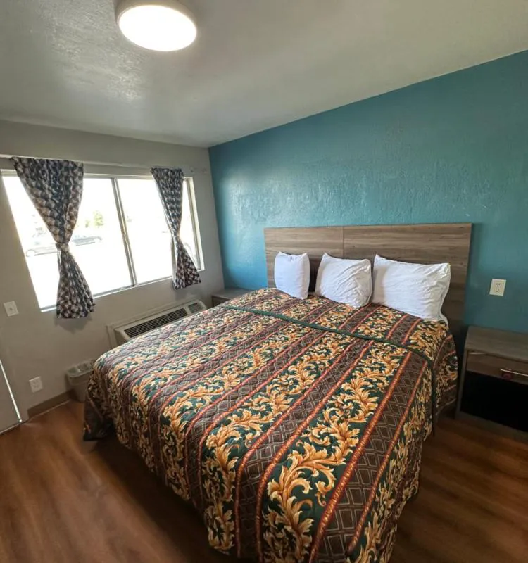 Super 7 INN hotel hero