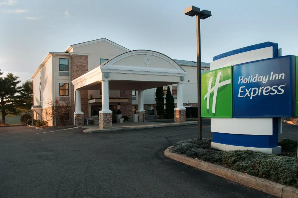 Holiday Inn Express Vernon - Manchester by IHG hotel hero
