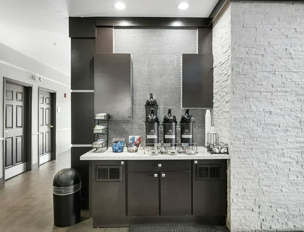 La Quinta Inn & Suites by Wyndham Houston Hobby Airport hotel detail image 3